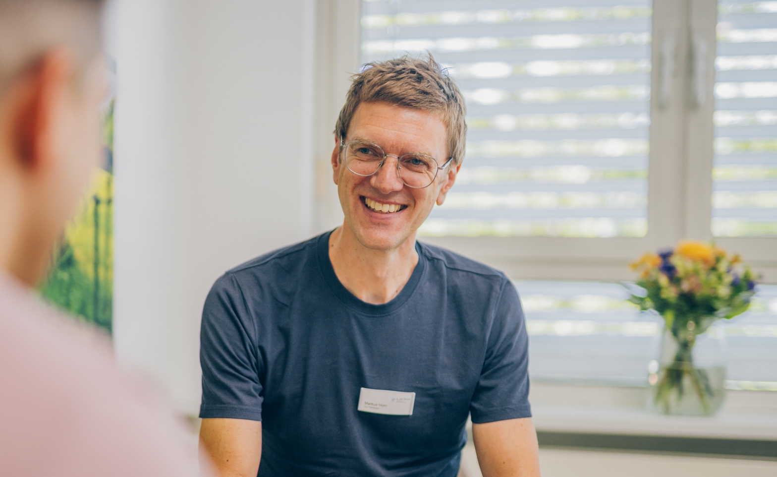 Co-Therapeut im Gespräch mit einem Patienten während der Vermittlung von Skills.