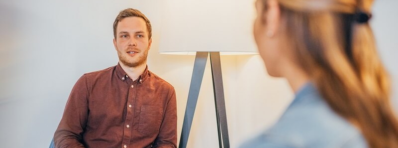 Ein Patient und eine Psychotherapeutin im Gespräch zur Alkoholsucht-Behandlung