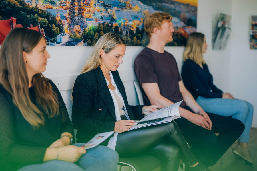 Patientinnen im Wartezimmer bei KIRINUS