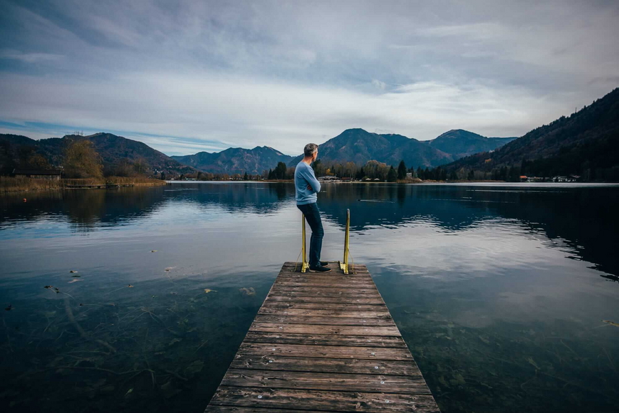 Patient auf dem Privatsteg der KIRINUS Alpenpark Klinik