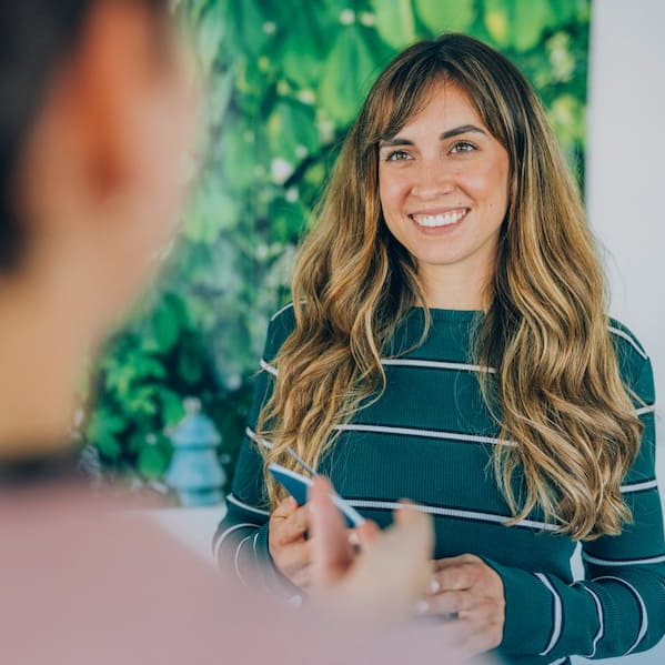 Gesprächssituation zwischen zwei Personen während der individuelle Therapieplanung.