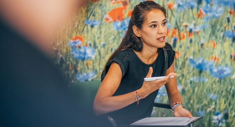 Eine Frau in einer Gesprächsrunde zur Behandlung der atypischen Bulimie