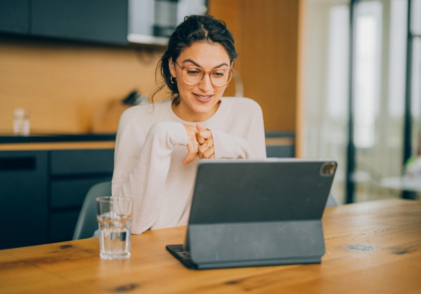 Patientin sitzt vor dem Laptop während ihrer Online Therapie