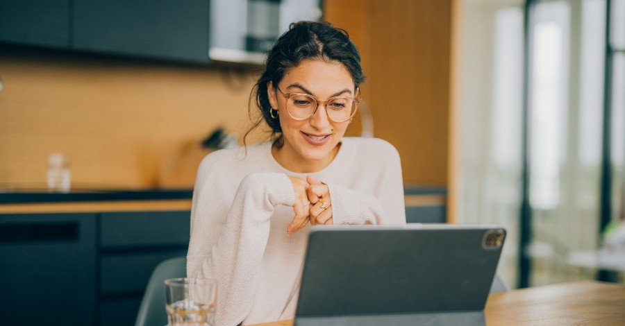 Patientin sitzt vor dem Laptop während ihrer Online Therapie