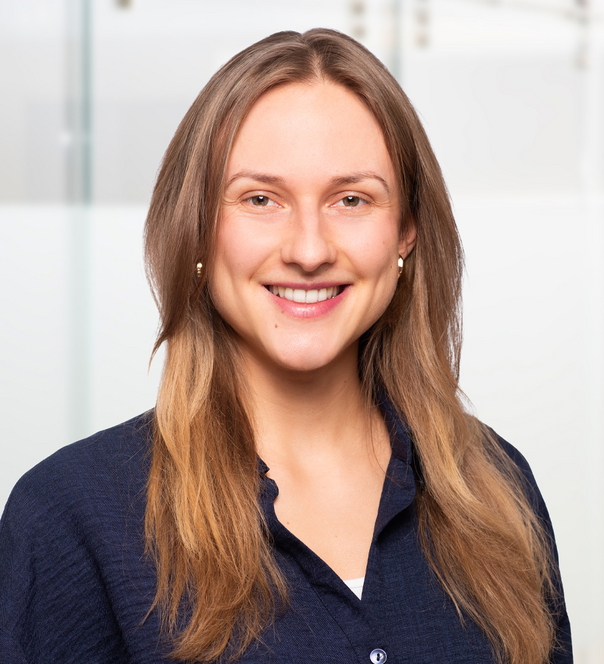 Portrait von Emilia Straub, Psychotherapeutin in Weiterbildung.