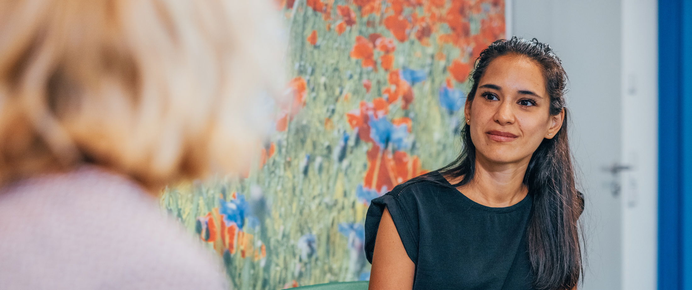 Therapiegespräch zwischen Therapeutin und Patientin in der psychosomatischen Abteilung der KIRINUS Klinik