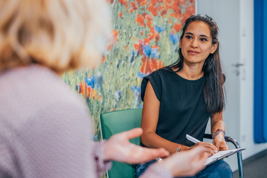 Therapiegespräch zwischen Therapeutin und Patientin in der psychosomatischen Abteilung der KIRINUS Klinik