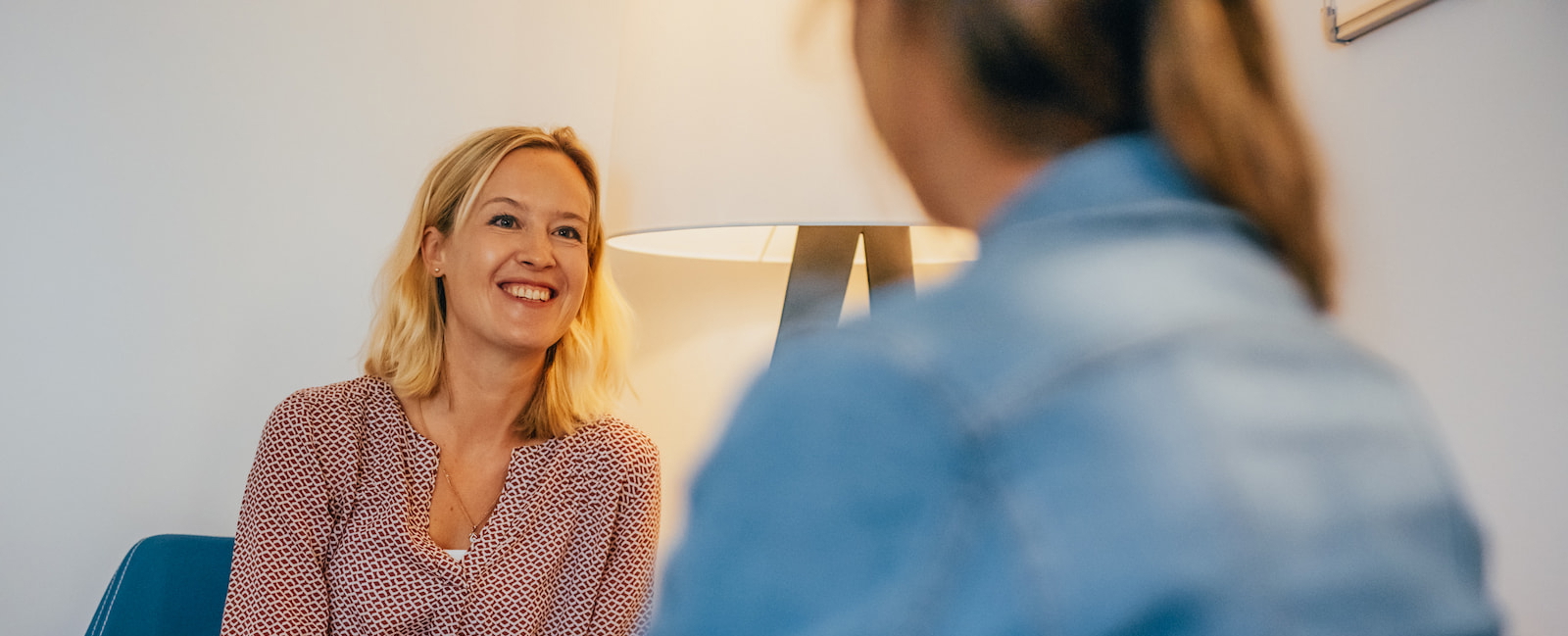 Therapiesituation zwischen zwei Personen.