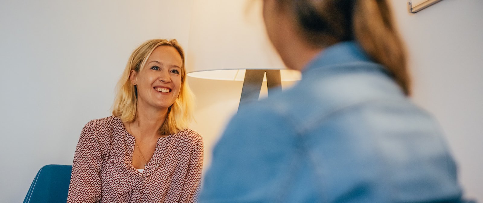 Therapiesituation zwischen zwei Personen.