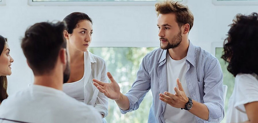 Fünf Personen, die sich über die Borderline-Therapie unterhalten