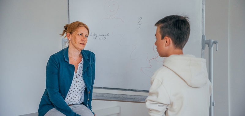 Mobbing-Beratung zwischen einer Psychotherapeutin und einem jungen Patienten