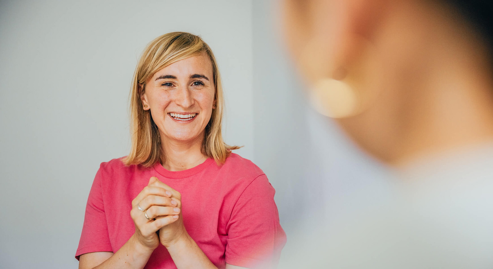 Therapiesituation zwischen zwei Personen bei KIRINUS.