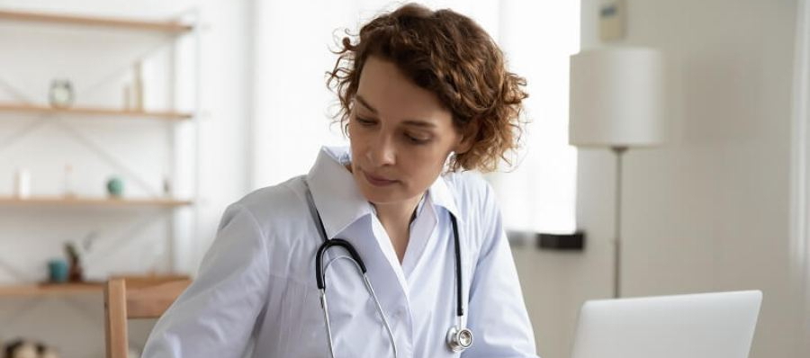 Eine Fachärztin für die Asperger-Therapie sitzt an einem Tisch