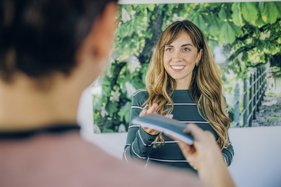 Fröhliche Patientin während der Anmeldung zur Physiotherapie.