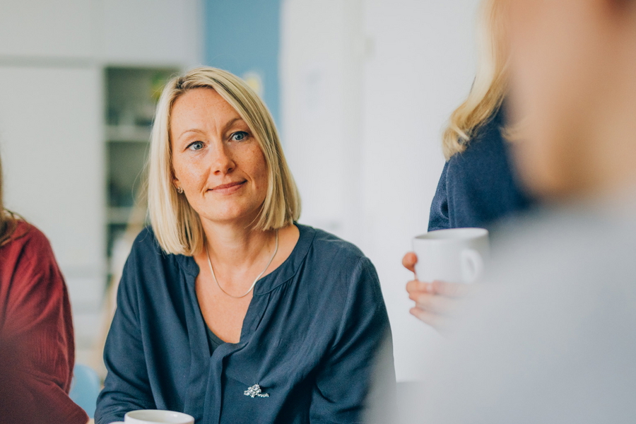 Mitarbeitende aus Co-Therapie und Pflege im Gespräch miteinander.