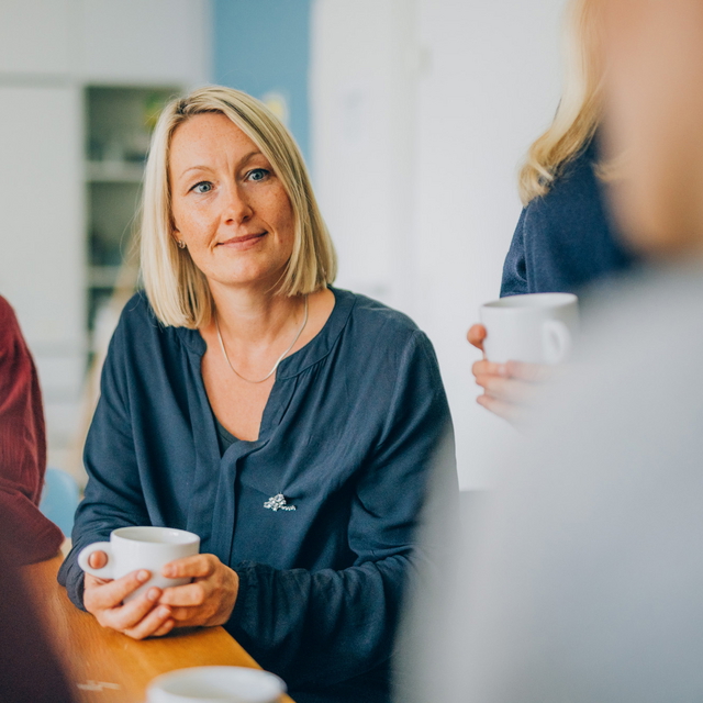 Mitarbeitende aus Co-Therapie und Pflege im Gespräch miteinander.