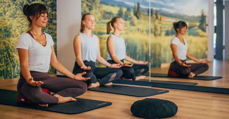 Fitnessraum bei KIRINUS während einer Yogastunde