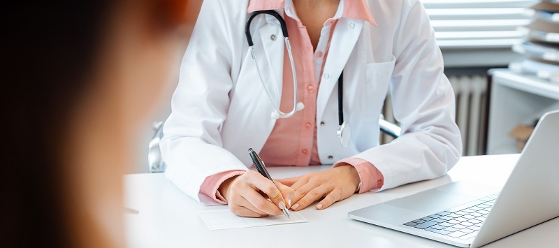 Ärztin bespricht mit einem Patienten das Vorgehen in der Onkologie-Reha