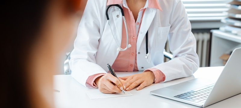 Ärztin bespricht mit einem Patienten den Ablauf eines Disease-Management-Programms