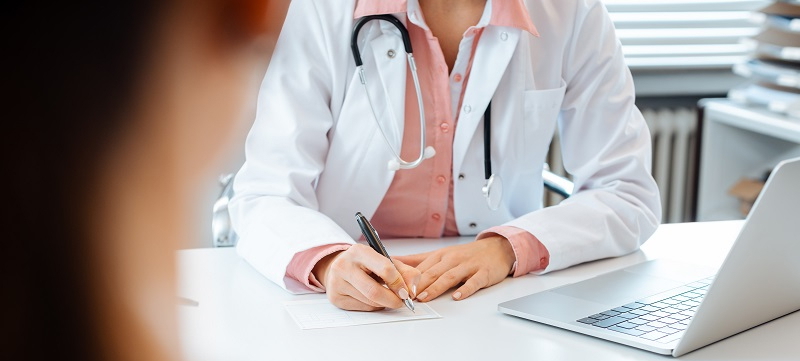 Ärztin bespricht mit dem Patienten das Vorgehen zur Sonographie