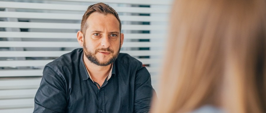 Ein Gespräch zwischen zwei Angehörigen zum Thema Alkoholsucht