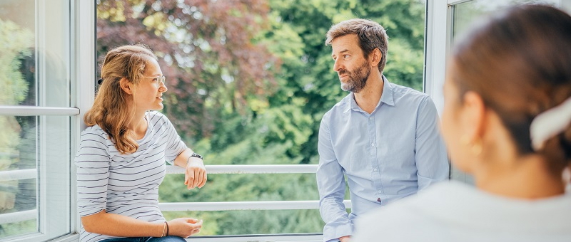 Patienten in der Gruppentherapie zur Behandlung von Essstörungen