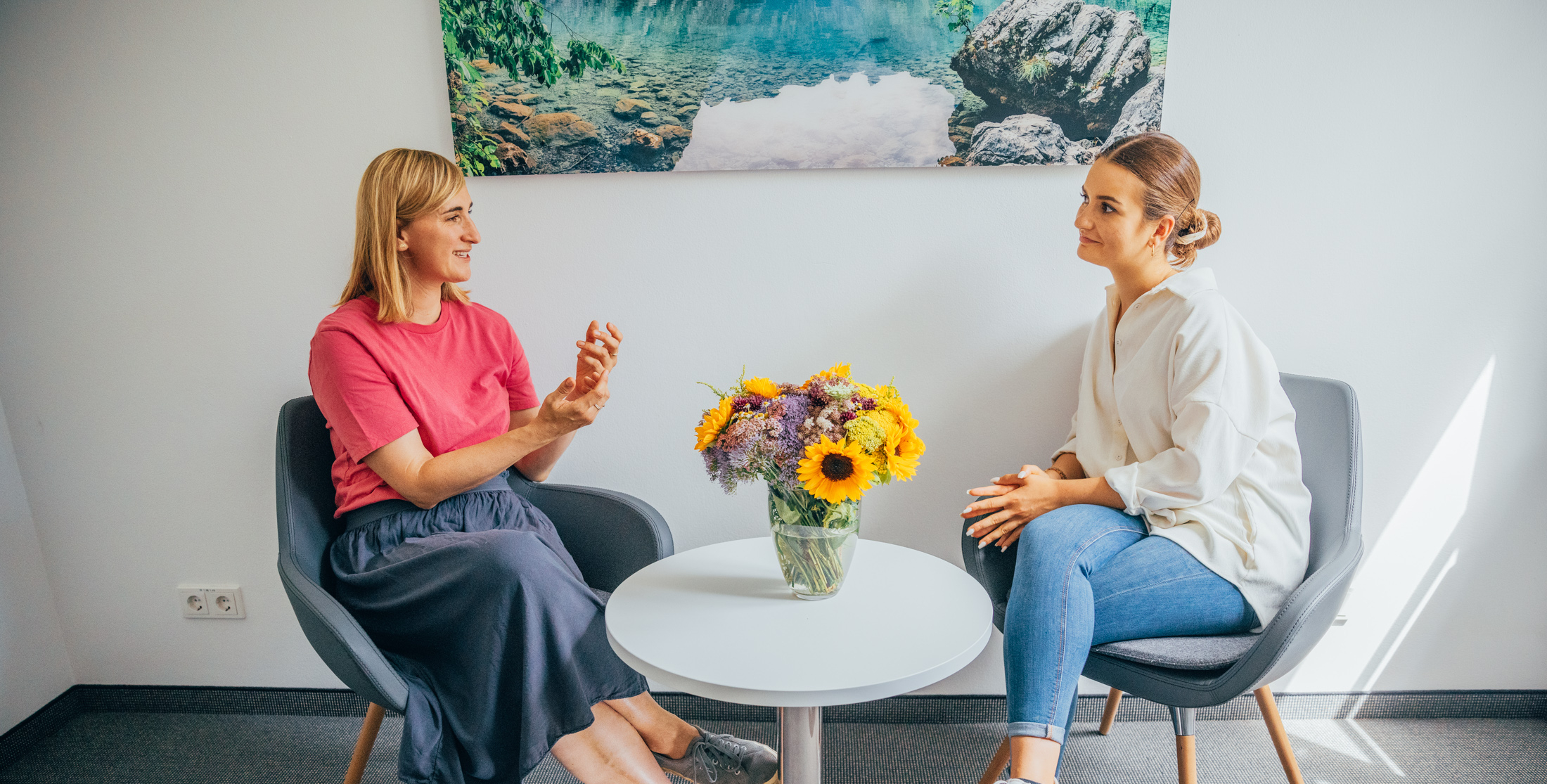 Zwei lächelnde Frauen während der Verhaltenstherapie für Erwachsene.