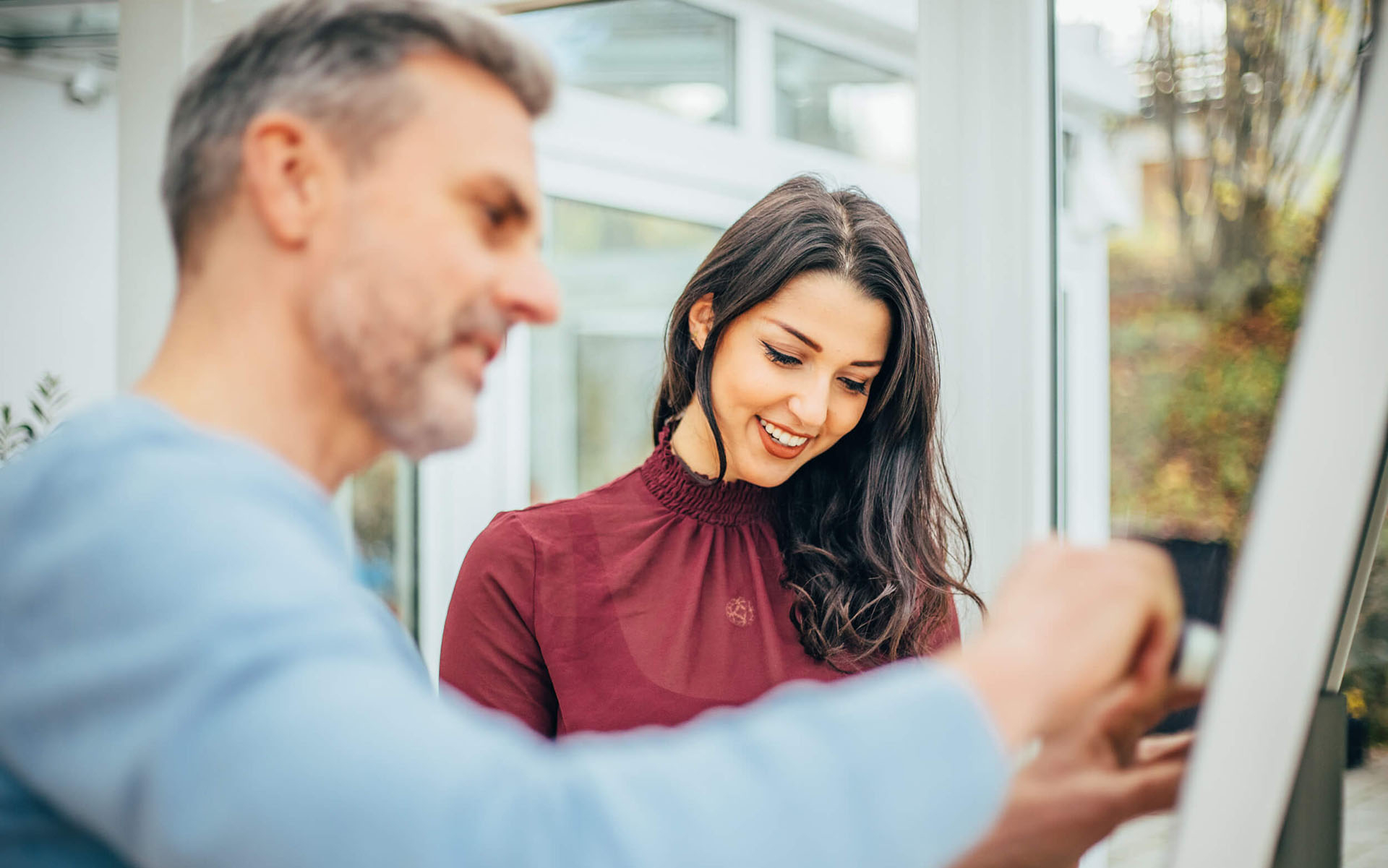 Zwei Personen beschriften zusammen ein Flipchart
