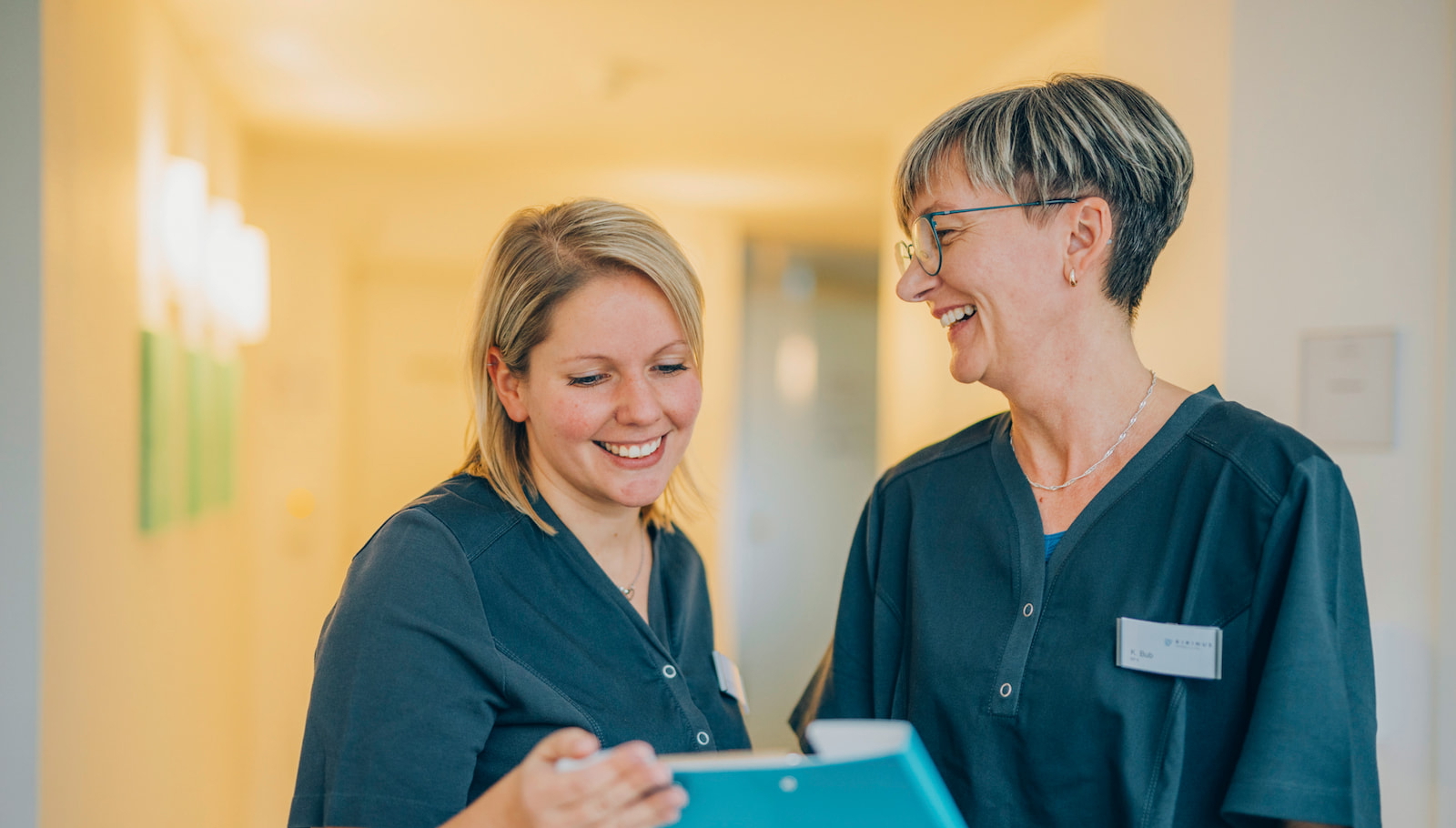 KIRINUS Mitarbeitende bei der Arbeit.