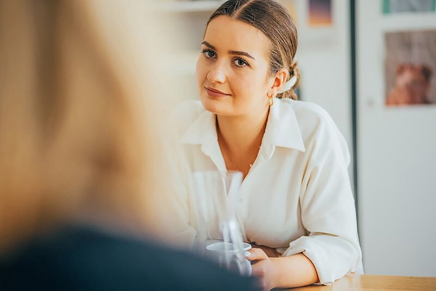 Gesprächssituation zwischen zwei Frauen