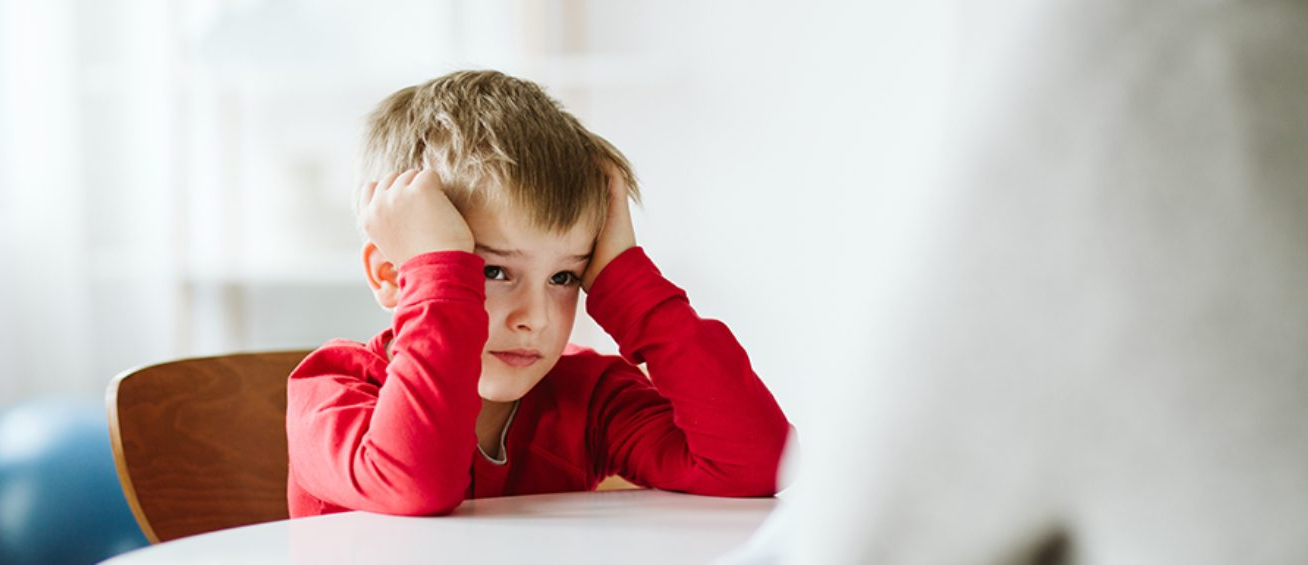 Gespräch zwischen Kindertherapeuten und jungem Patienten