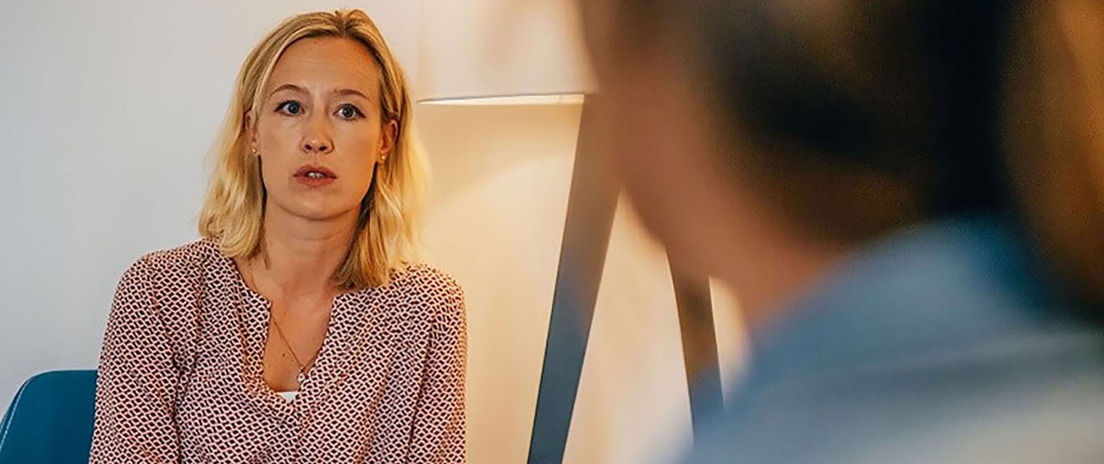 Zwei Frauen unterhalten sich über Schlafstörungen in den Wechseljahren