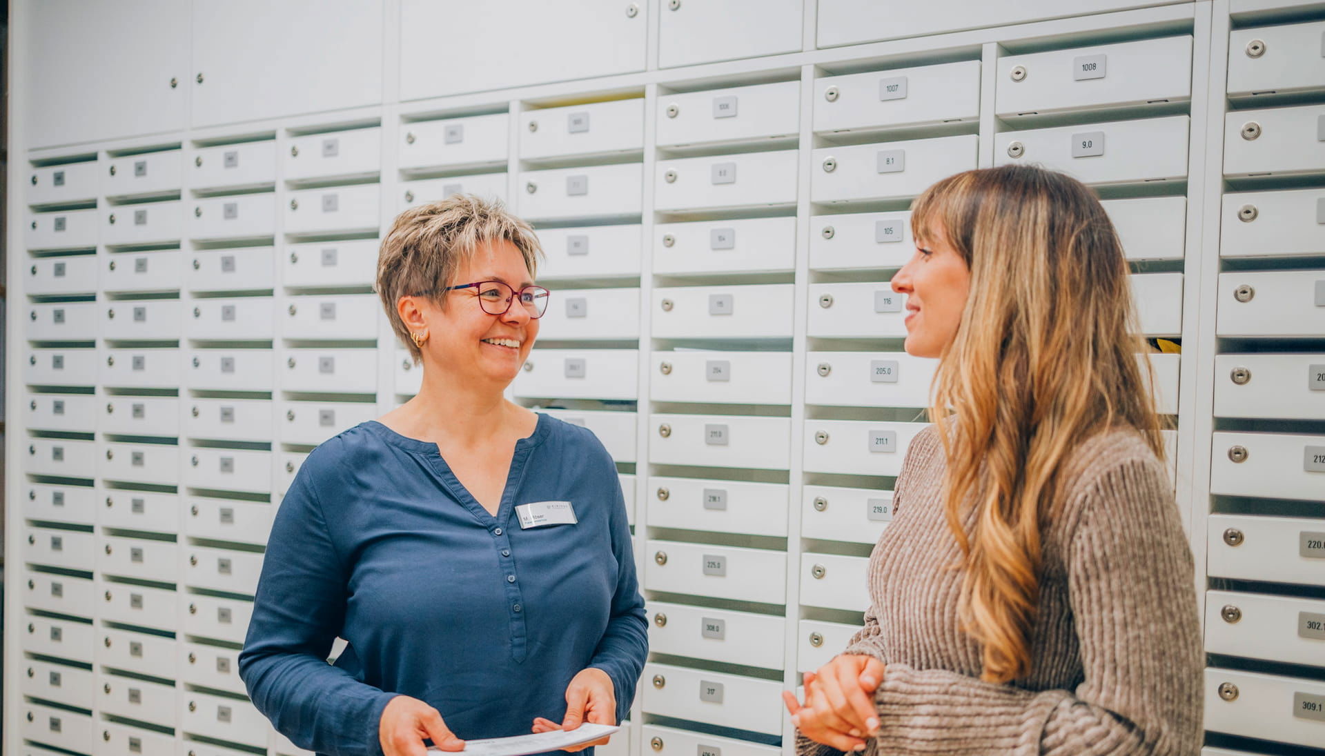 Mitarbeiterin und Patientin während der Anmeldung in der KIRINUS Schlemmer Klinik