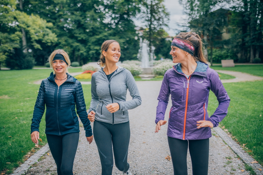 Drei Frauen beim Nordic Walking im Park während der Anschlussheilbehandlung Kardiologie.