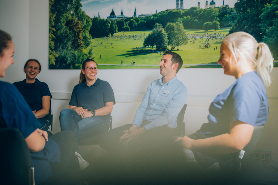 Ärzte und MFAs besprechen sich in einer Teamsitzung