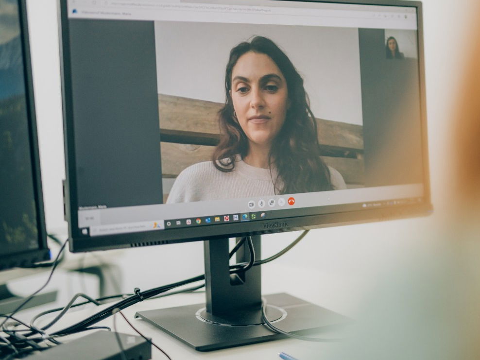 PC Bildschirm während der Online Psychotherapie