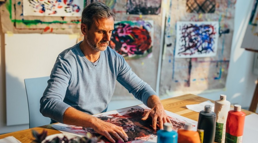 Ein Patient malt mit Farben zur Behandlung seiner Persönlichkeitsstörung