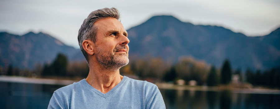 Mann genießt kostbare Momente dank effektiver Demenz-Behandlung