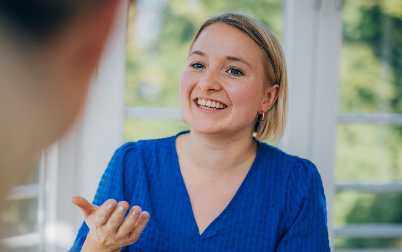 Therapiesitzung zwischen Therapeutin und Patientin bei KIRINUS