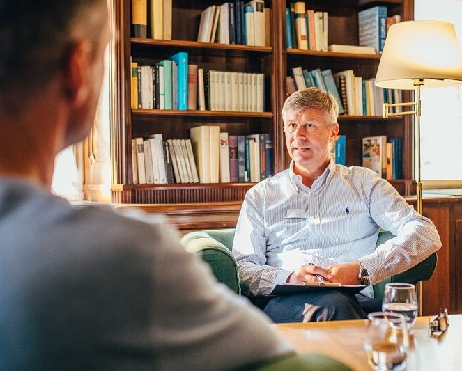 Patienten im Gespräch in der Bibliothek