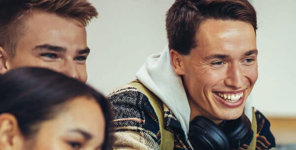 Jugendliche vor der KIRINUS Tagesklinik Kinder und Jugendliche