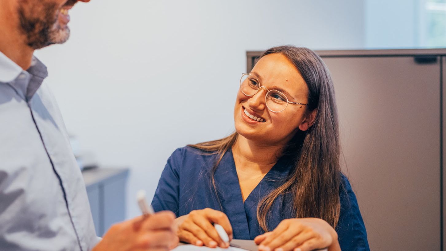 Patient und Medizinische Fachangestellte bei der Patientenanmeldung