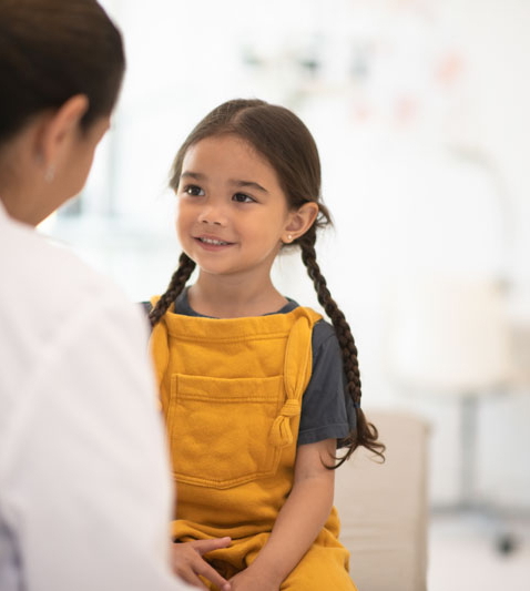 Gespräch zwischen Kindermedizinerin und jungen Patientin