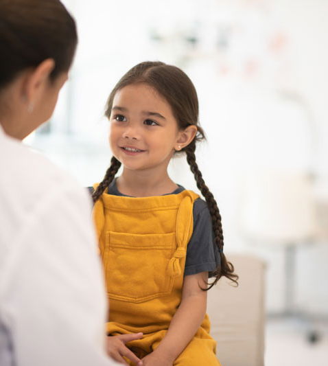 Gespräch zwischen Kindermedizinerin und jungen Patientin