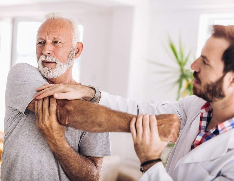 Ein Orthopäde untersucht einen Patienten