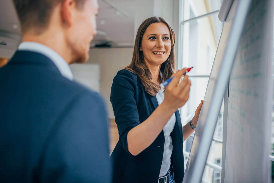 Zukünftige Psychotherapeuten bei ihrer Ausbildung vor einem Flip-Chart