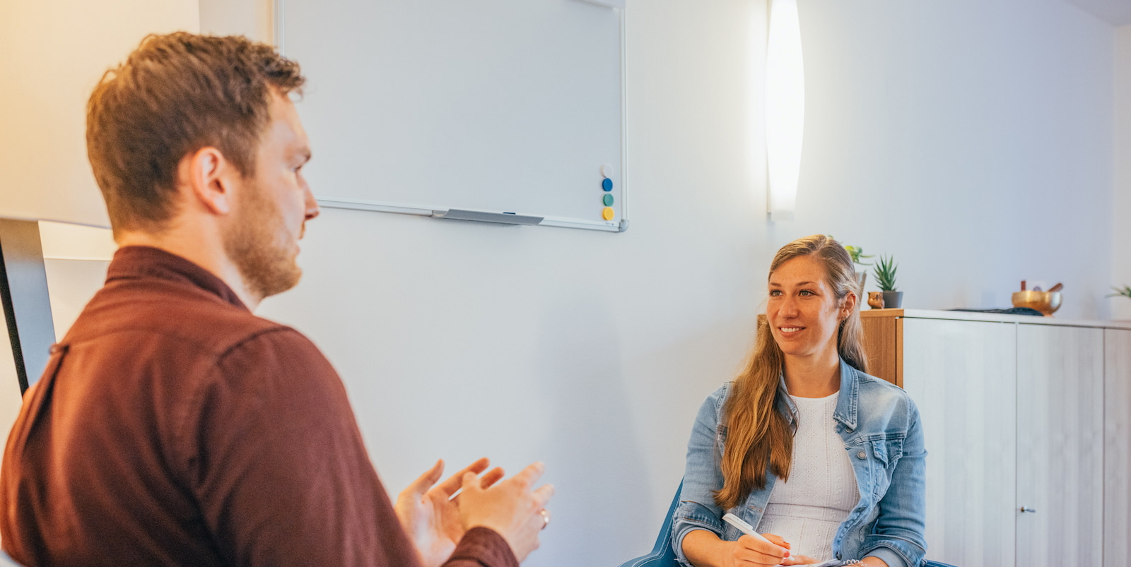 Therapiegespräch im KIRINUS Behandlungsraum