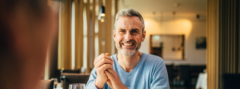 Mann lächelt entspannt in die Kamera