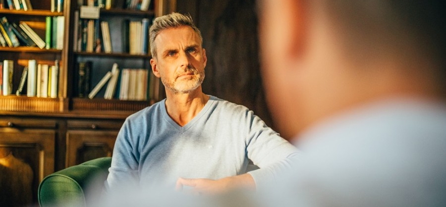 Ein Mann lässt seine Depression im Gespräch behandeln