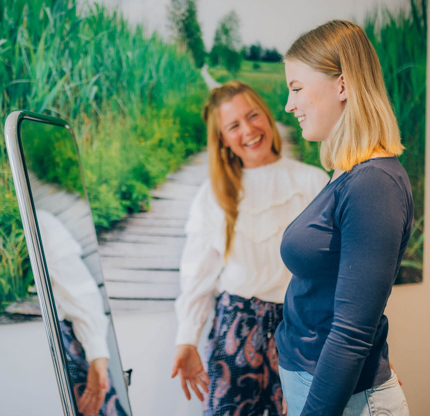 Jugendliche betrachtet ihr Spiegelbild während der Psychotherapie